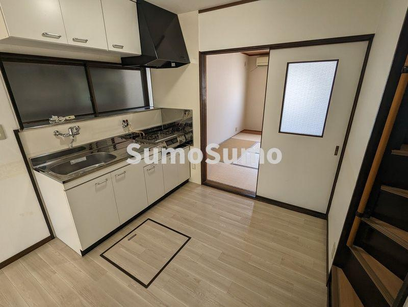 矢田貸家のキッチン|コンパクトなキッチンで掃除もラクラク