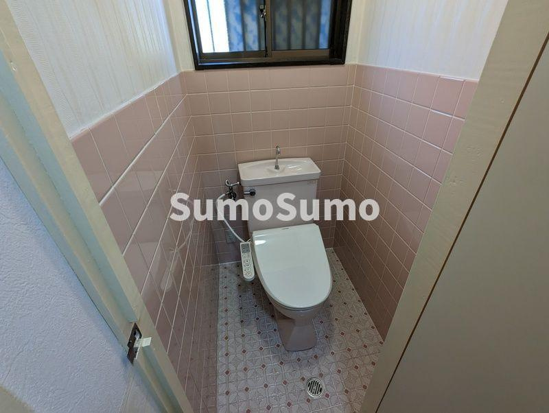 矢田貸家のトイレ|落ち着いた色調のトイレです