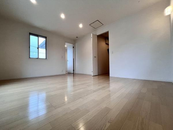 西条市朔日市　中古住宅の洋室