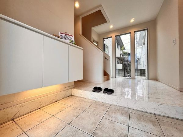 西条市朔日市　中古住宅の玄関