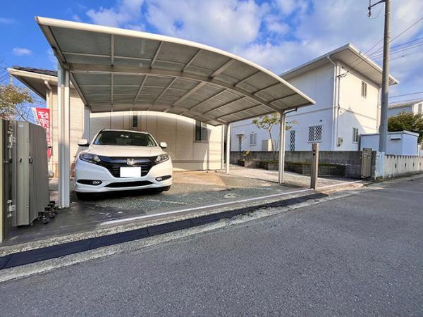 西条市朔日市　中古住宅の駐車場