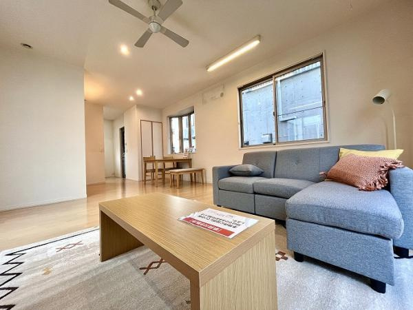 西条市朔日市　中古住宅の居間・リビング