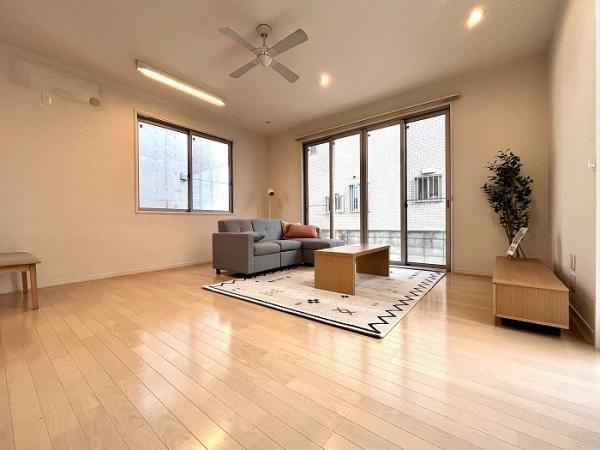 西条市朔日市　中古住宅の居間・リビング