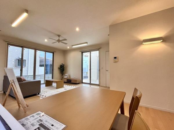 西条市朔日市　中古住宅の居間・リビング