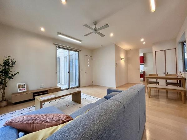 西条市朔日市　中古住宅の居間・リビング