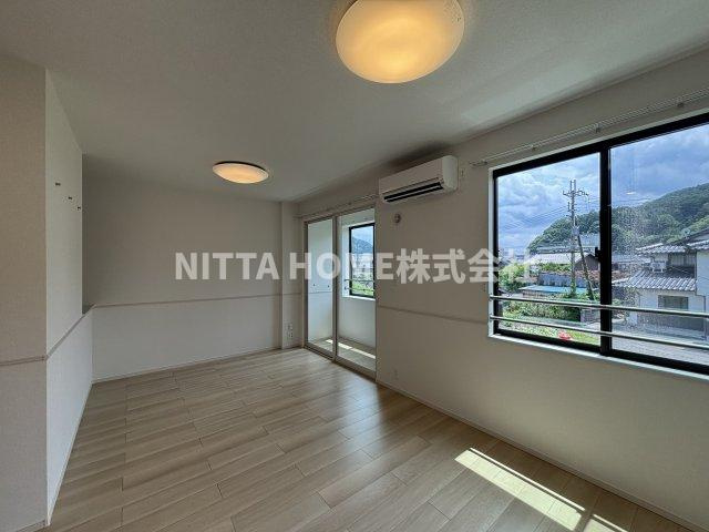 メゾン１２朝来の内装|日差しが差し込む明るい室内です◆
