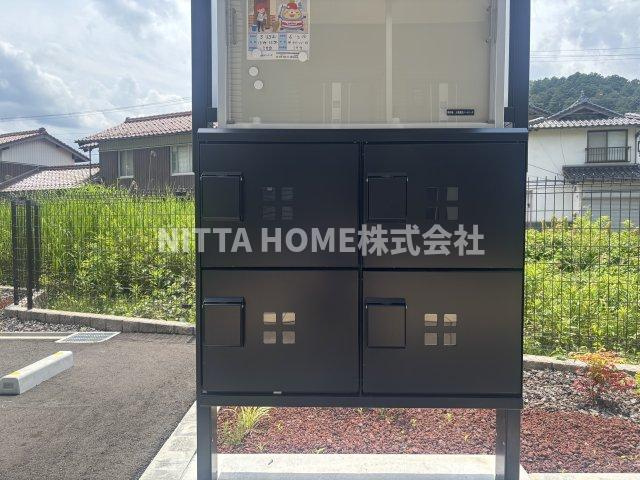メゾン１２朝来の設備|不在時に便利な宅配ＢＯＸを設置しています！