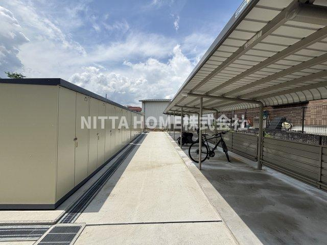 メゾン１２朝来のエントランス|屋根付きの駐輪場に外部物置も設置しています◎