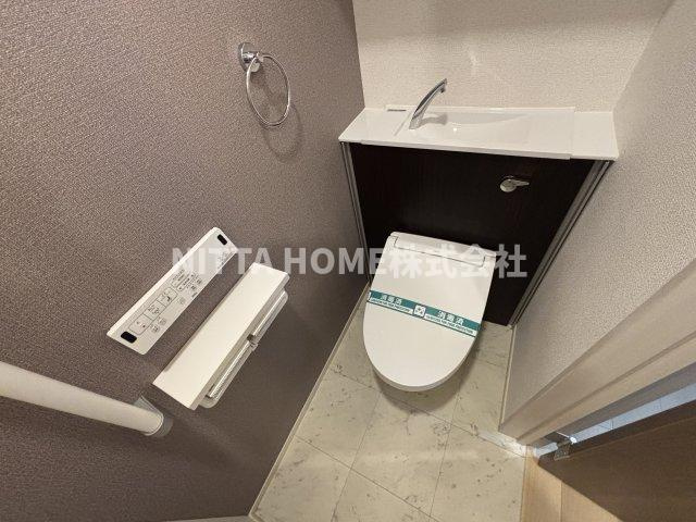 メゾン１２朝来のトイレ|タンクレストイレにはウォシュレット完備◎
