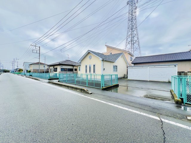 伊勢崎市連取町中古住宅の前面道路含む現地写真|車の通りも少なく安心の立地♪