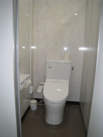 松田ハイツのトイレ|落ち着いた色調のトイレです