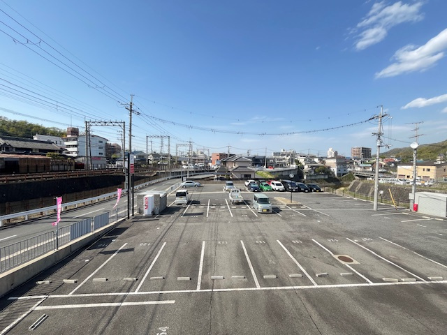 リバーサイド小車1号棟の駐車場