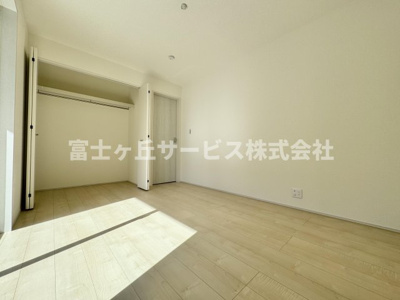 【洋室】 | 静岡市葵区羽鳥5丁目 新築一戸建て 1号棟 | 急な来客にも安心な1Fにある6帖の洋室です