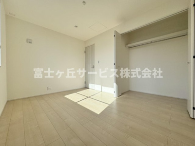 【洋室】 | 静岡市葵区羽鳥5丁目 新築一戸建て 1号棟 | 収納もある洋室です