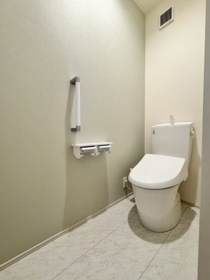 【トイレ】 | 静岡市葵区羽鳥5丁目 新築一戸建て 1号棟 | 2Fトイレです
1Fにも同タイプのトイレがあります