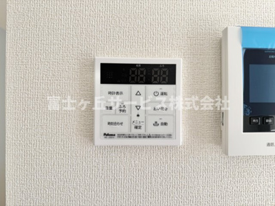 【発電・温水設備】 | 静岡市葵区羽鳥5丁目 新築一戸建て 1号棟 | リビングからも操作ができて便利です