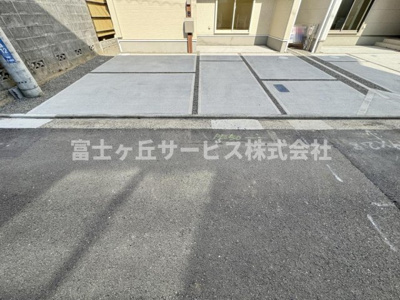 【駐車場】 | 静岡市葵区羽鳥5丁目 新築一戸建て 1号棟 | 車種により2台駐車可能です