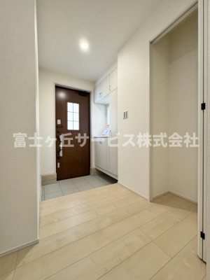 【玄関】 | 静岡市葵区羽鳥5丁目 新築一戸建て 1号棟 | 収納もある玄関です