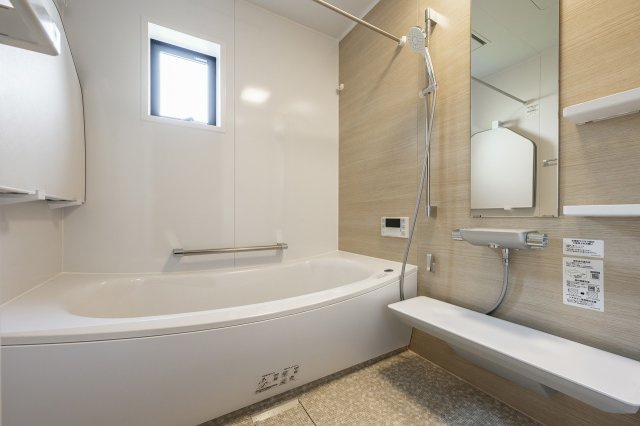 【最終１棟】新築分譲［ミラクラス豪徳寺］の浴室|翌朝にはカラリと乾き、お手入れラクラクな「ほっカラリ床」を採用
冷気をシャットアウトするＷ断熱構造で、冬場でもヒヤッとせず足元快適♪