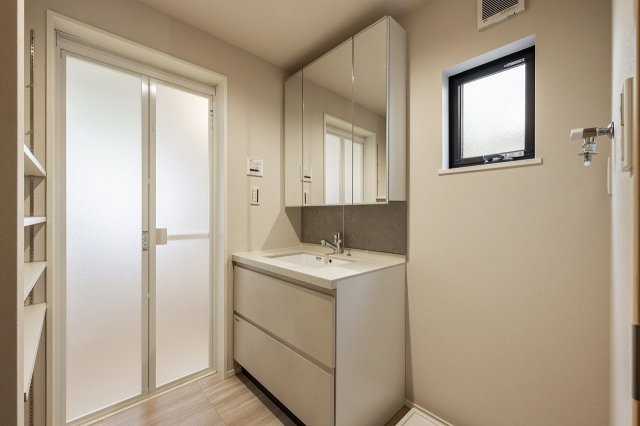 【最終１棟】新築分譲［ミラクラス豪徳寺］の独立洗面台|鏡裏収納付の３面鏡化粧台には、コンセントを２口配置しております