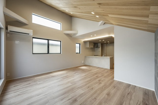 【最終１棟】新築分譲［ミラクラス豪徳寺］の居間・リビング|１８．４帖LDK
南東面の高窓から、やさしく豊かな陽光を取り込み、陽当りも良好です