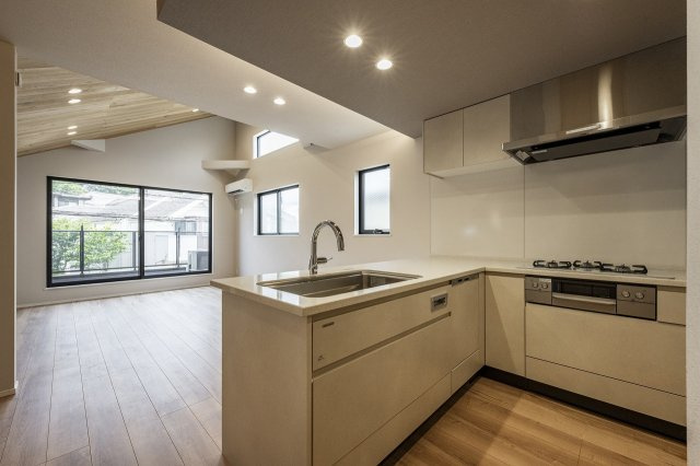 【最終１棟】新築分譲［ミラクラス豪徳寺］のキッチン|調理中や泡だらけの手でも、触らずに水が出せる便利なハンズフリー水栓を設置しております