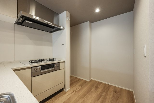 【最終１棟】新築分譲［ミラクラス豪徳寺］のキッチン|Ｌ型デザインですのでワークスペースも広く家事効率ＵＰ