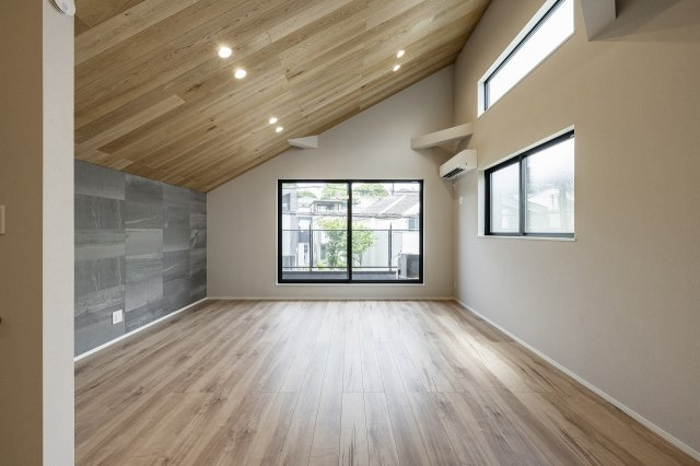 【最終１棟】新築分譲［ミラクラス豪徳寺］の居間・リビング|１８．４帖LDK
フロアには汚れが落ちやすく、傷に強い床材を使用
小物の落下による凹みや、キャスター等によるすり傷がつきにくく安心です