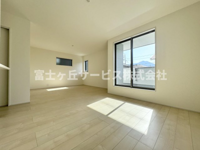 【居間・リビング】 | 静岡市葵区羽鳥5丁目 新築一戸建て 2号棟 | リビングです