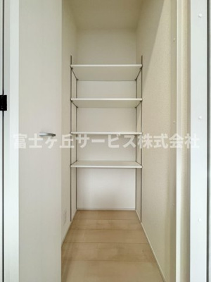 【収納】 | 静岡市葵区羽鳥5丁目 新築一戸建て 2号棟 | 2Fホールにある収納です