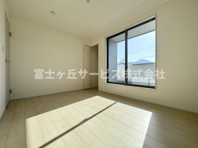 【寝室】 | 静岡市葵区羽鳥5丁目 新築一戸建て 2号棟 | 落ち着いて過ごせる寝室です
