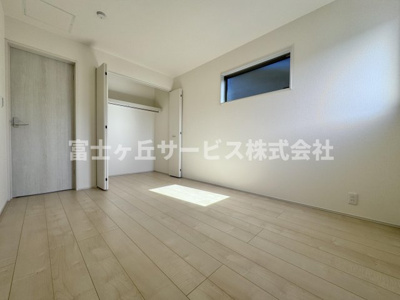 【洋室】 | 静岡市葵区羽鳥5丁目 新築一戸建て 2号棟 | 収納もある洋室です