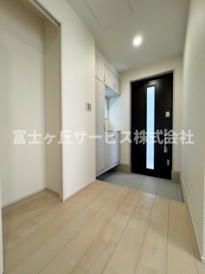 【玄関】 | 静岡市葵区羽鳥5丁目 新築一戸建て 2号棟 | 収納もある玄関です