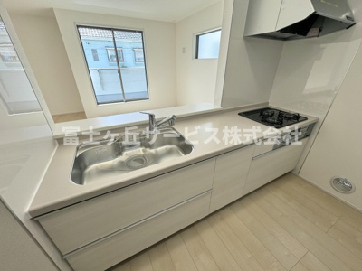 【キッチン】 | 静岡市葵区羽鳥5丁目 新築一戸建て 2号棟 | 広々としていてお料理がしやすいキッチンです