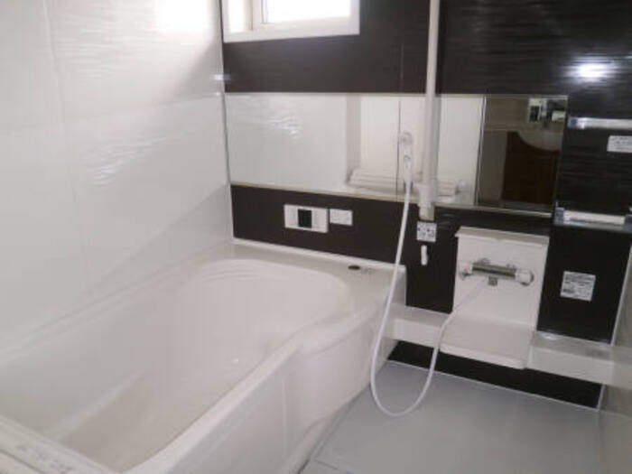 ガーデンハイツの浴室|ガーデンハイツ201 窓付ゆったり一坪の浴室です