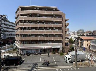 【展望】 | 眼前に広がる空の雄大さと、このお部屋の自慢の一つである「眺望」をご覧ください。毎日、この景色を独り占めできる新生活に夢が広がります。～即日のご見学可能～　お問合せはお気軽にどうぞ。
