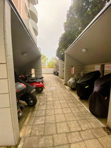 ＲＩＣイーストコート五番街１４１棟の駐車場|バイク置き場