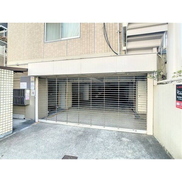 サニーパレスザウエストの駐車場