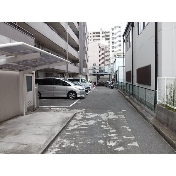 ゼフィール西明石の駐車場