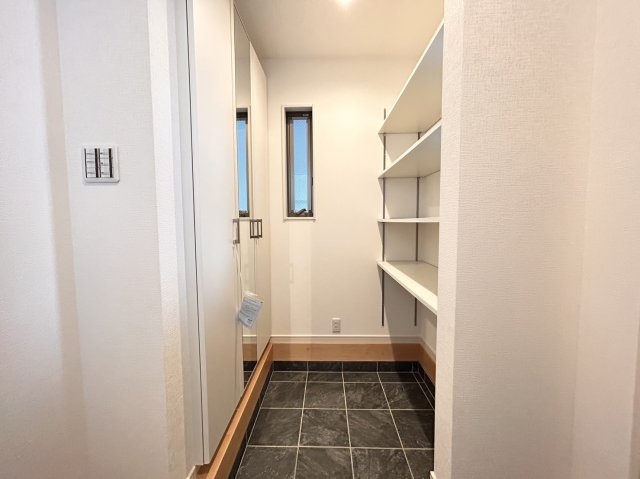 野崎通２丁目　新築戸建の玄関|玄関収納スペース豊富です♪ベビーカーも玄関における広さになっております♪