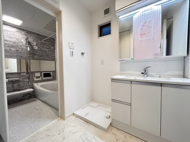 野崎通２丁目　新築戸建の独立洗面台|洗面所は白色で統一されており、清潔感溢れる空間になっております♪