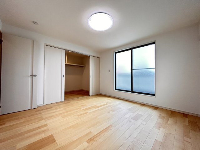 野崎通２丁目　新築戸建の洋室|洋室８帖・ウォークインクローゼット付きバルコニーへも出入り可能です♪
