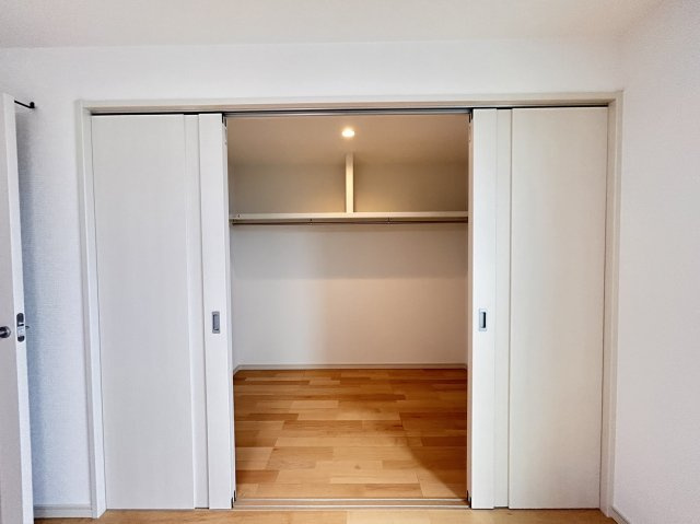 野崎通２丁目　新築戸建の収納|ウォークインクローゼットは毎日のお洋服選びが楽しくなりそうです♪