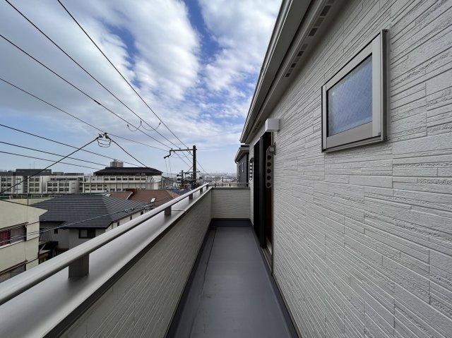 野崎通２丁目　新築戸建のバルコニー|洋室８帖のお部屋から出入りできる３階バルコニー♪