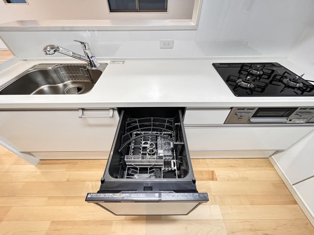 野崎通２丁目　新築戸建のキッチン|食器洗浄乾燥機付きで、家事の時短に活躍してくれそうです♪