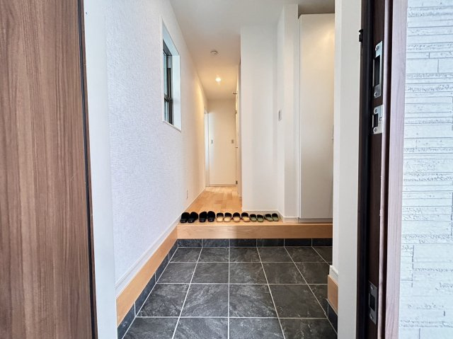 野崎通２丁目　新築戸建の玄関