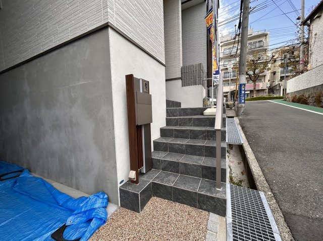 野崎通２丁目　新築戸建の玄関