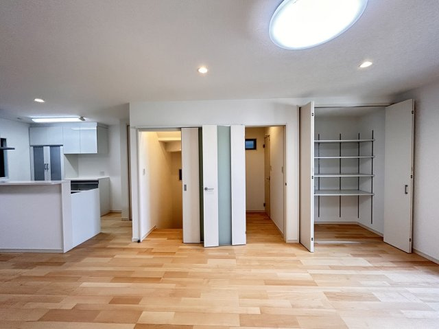 野崎通２丁目　新築戸建の居間・リビング