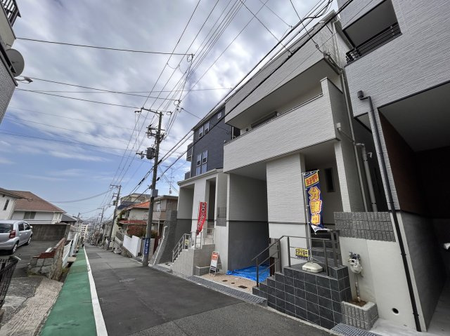 野崎通２丁目　新築戸建の前面道路含む現地写真|上筒井小学校、筒井台中学校まで徒歩５分！