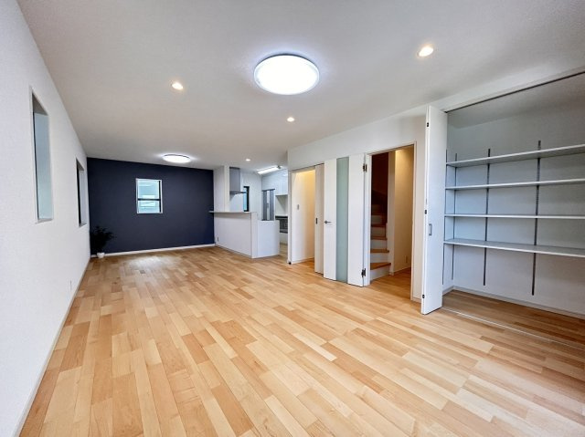 野崎通２丁目　新築戸建の居間・リビング|２階リビングに大きなクローゼット完備です♪日用品や掃除用具など色々収納できそうです♪